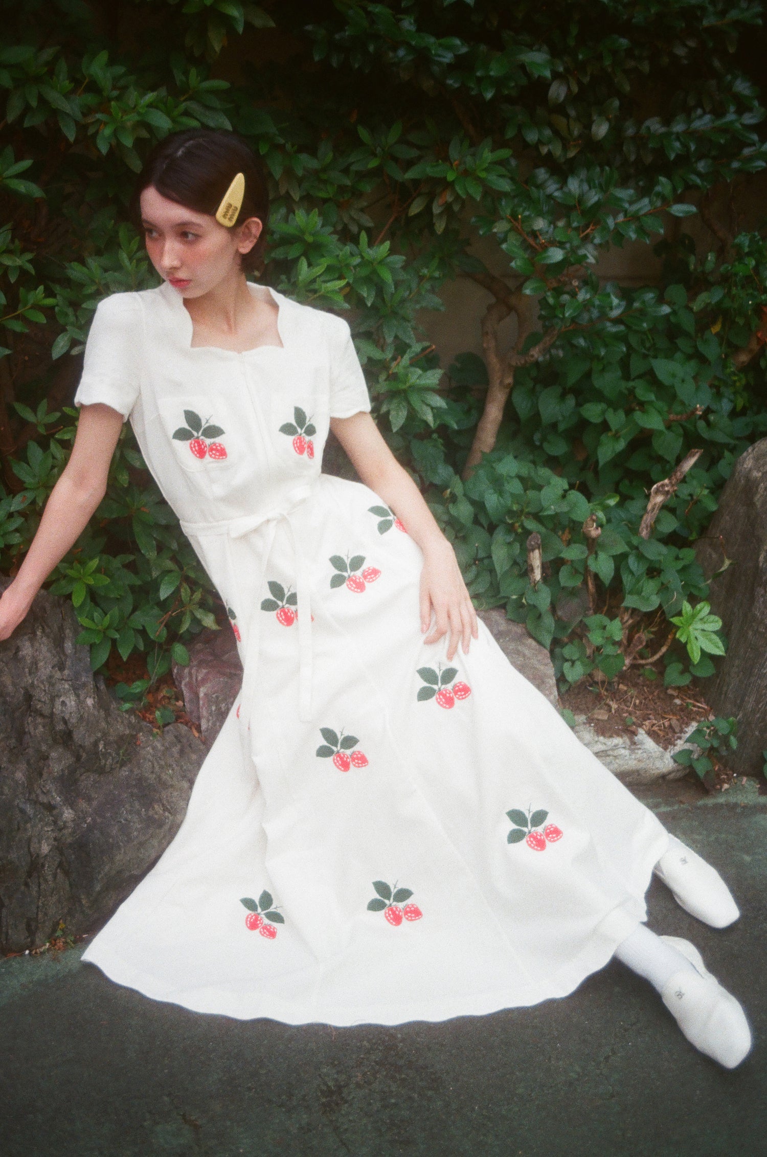 Scalloped Rio Dress w. Embroidery - Large Strawberry Embroidery HVN Scalloped Rio Dress w. Embroidery - Large Strawberry Embroidery HVN